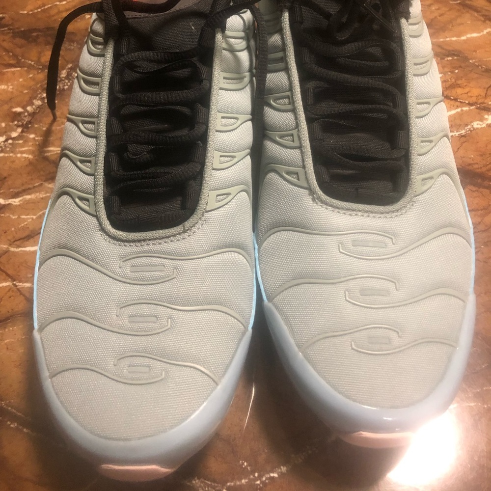 EUC Light Green n Blue airmax size 13